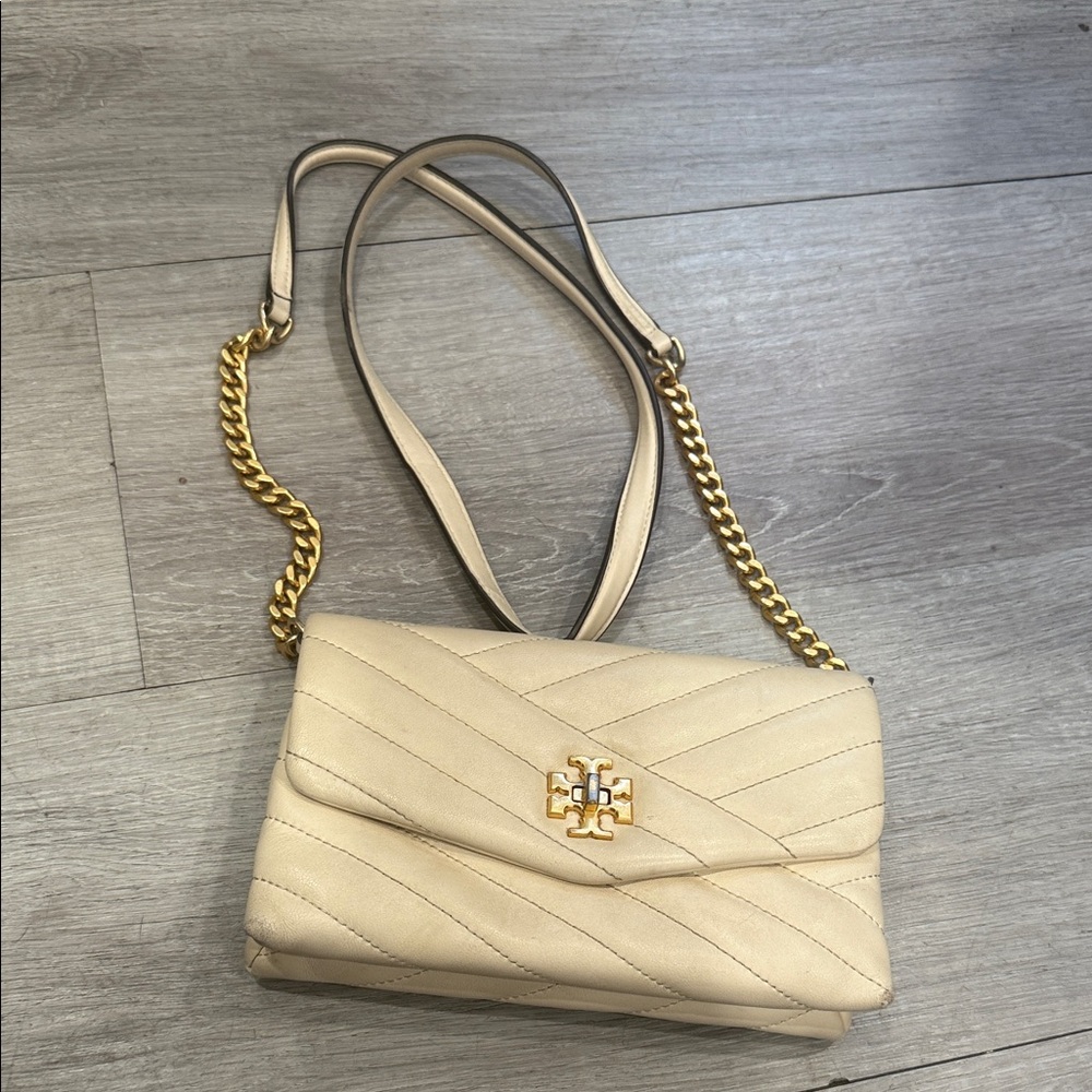 Toryburch Elegant Cream Quilted Shoulder Bag